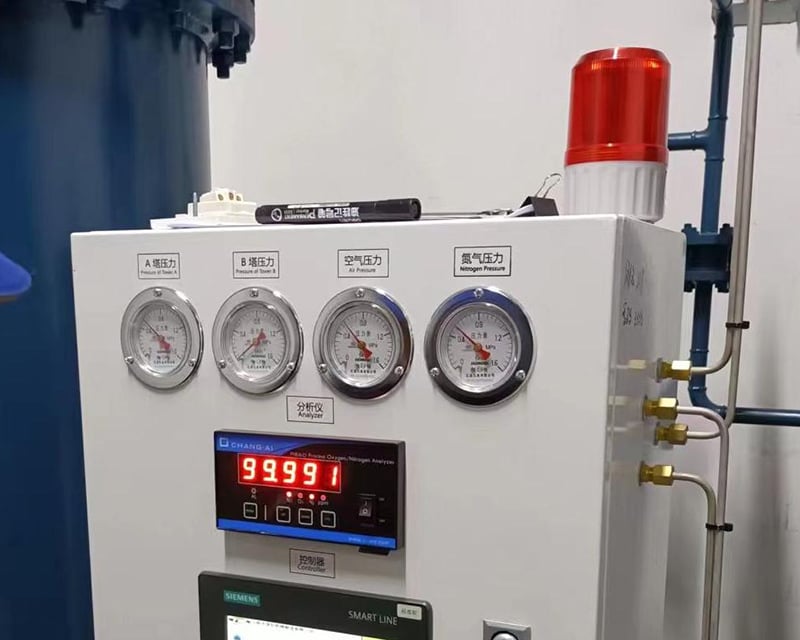 Звуковая и световая сигнализация (автоматическое срабатывание при падении чистоты/давления ниже заданного значения или при неисправности)